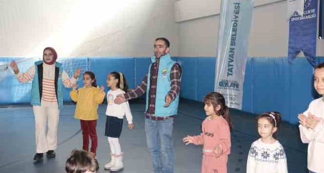 Gönüllü gençler depremzede çocuklar gülsün diye çabalıyor