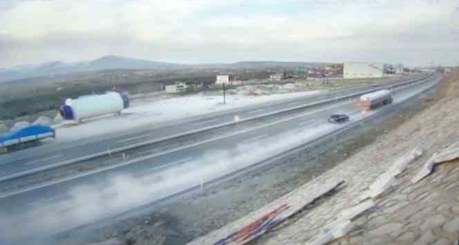 Otomobilin tıra arkadan çarptığı kazada 1 kişi hayatını kaybetti