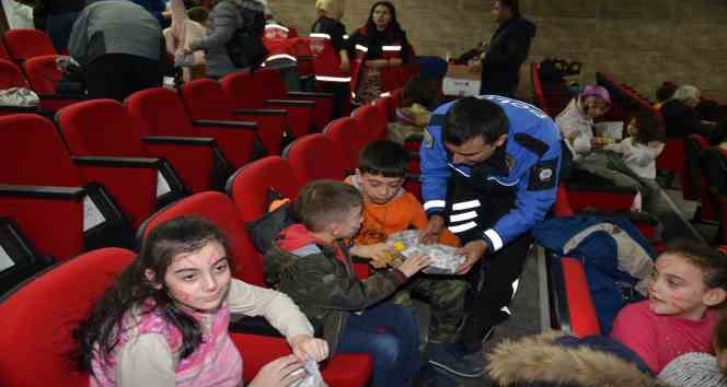 Kars emniyeti depremzede çocukları unutmadı