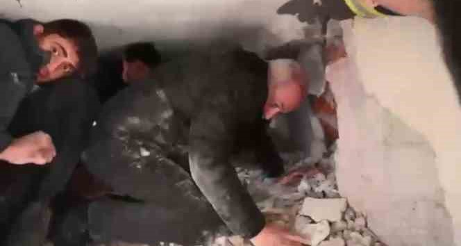 Osmaniye Belediye Başkanı Kara, enkaza girip vatandaşları sakinleştirmiş