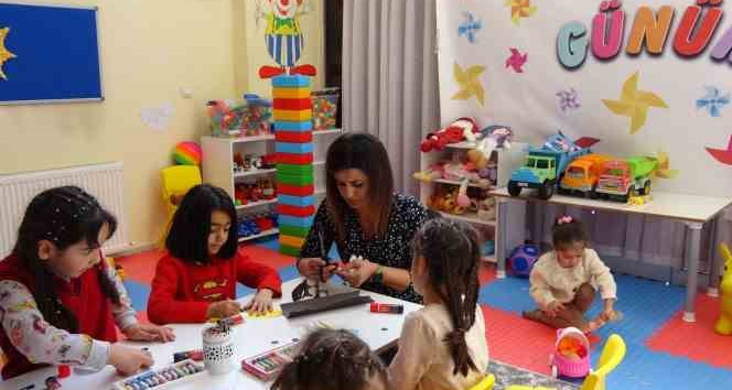Siirt’te depremzede çocuklara verilen eğitimle yaşadıkları travma atlatılmaya çalışılıyor