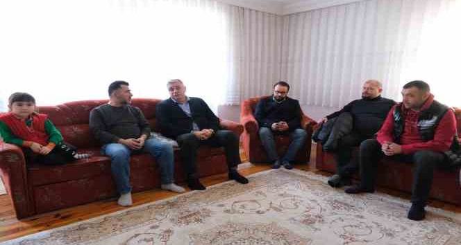 Yamak, depremde hayatını kaybeden Saruhan Bolat’ın ailesini ve mezarını ziyaret etti