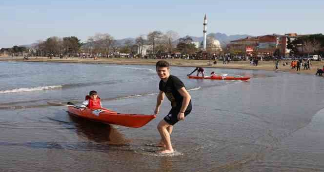 Depremzedelerin kano yelken keyfi