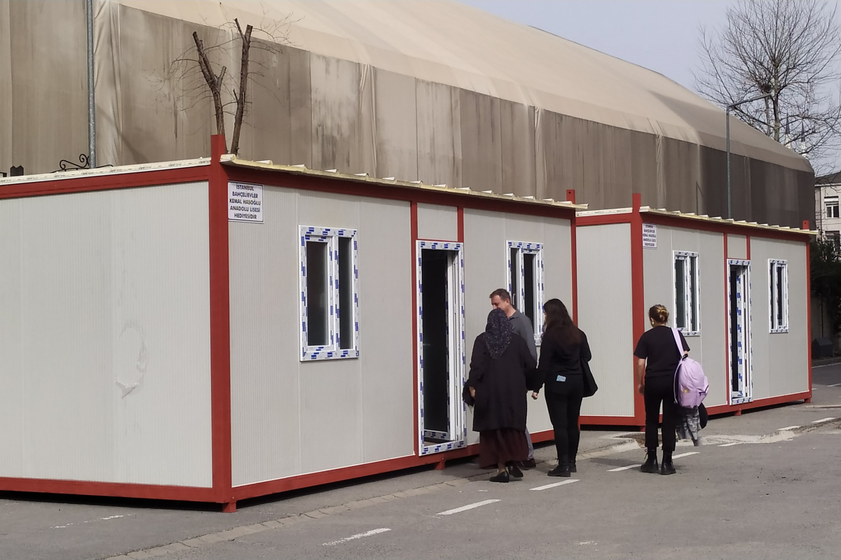 Bahçelievler'deki bir okulda depremzedeler için konteyner evler hazırlandı