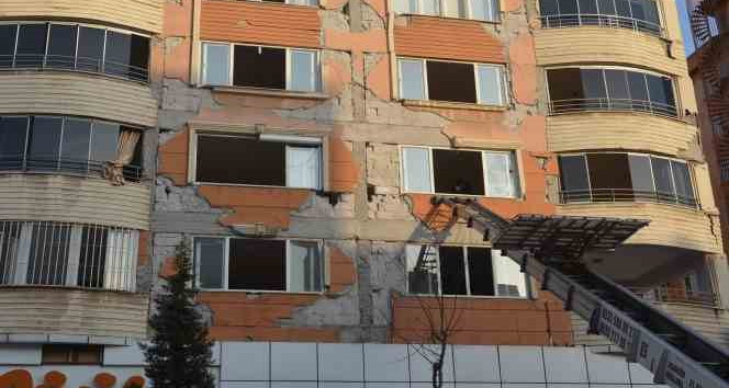 Malatya depremi de ders olmadı, hasar gören binalardan eşyalar halen tahliye ediliyor