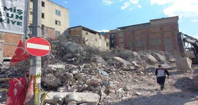 48 yıllık hatıraları enkaz altında kaldı