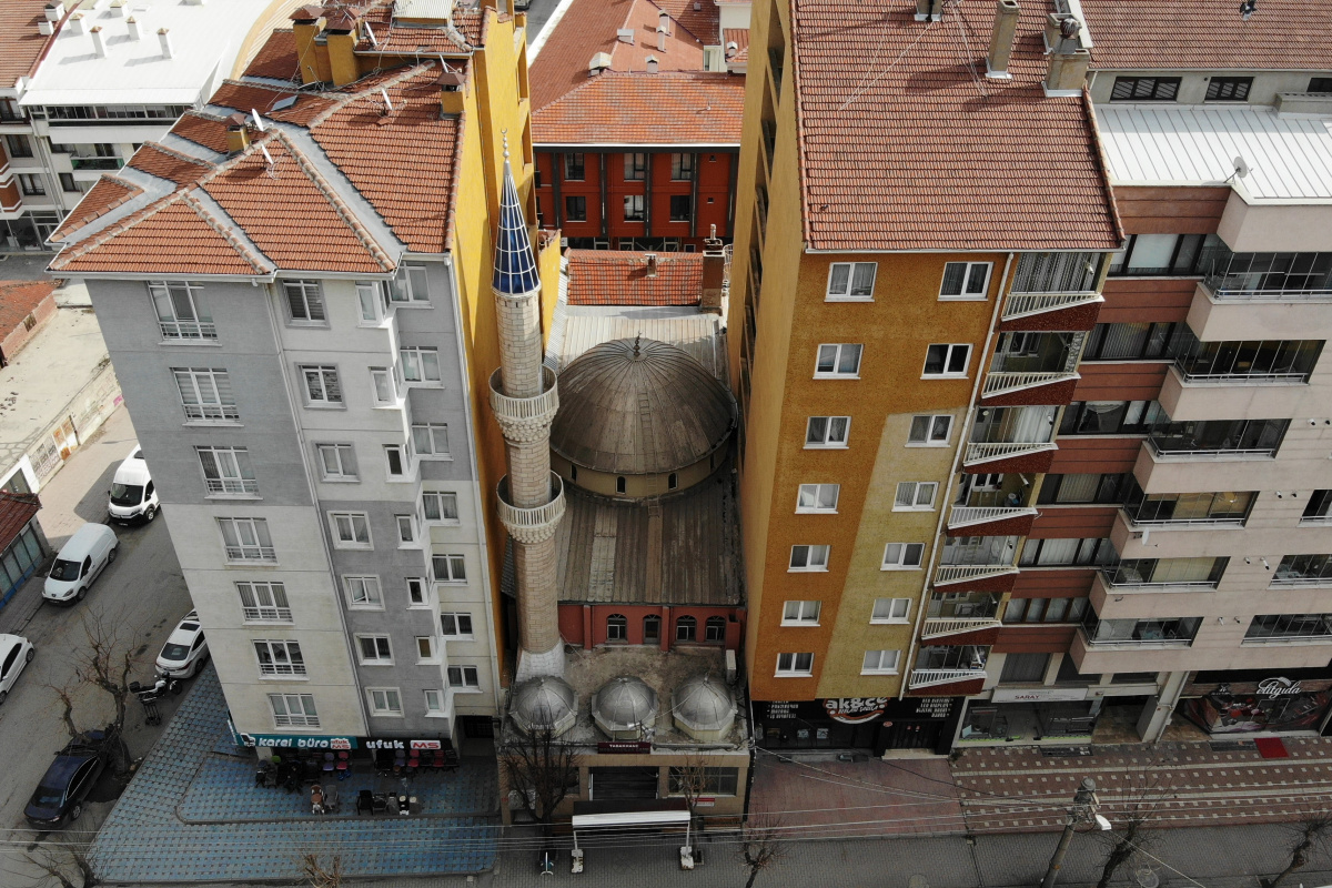 İki apartmanın arasında sıkışıp kalan cami bulunamıyor