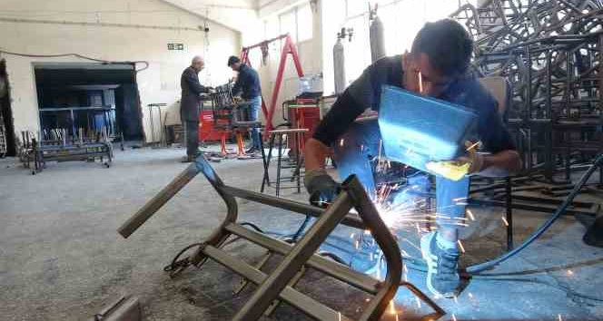 Teknolojik altyapıya sahip bu meslek lisesi, depremzedeler için fabrika gibi üretime geçti