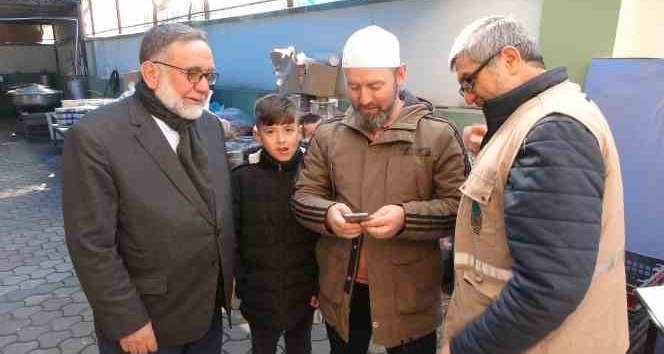 Emekli imam depremin çocuklarına ‘Ali babanın bir çiftliği var’ şarkısını söyledi