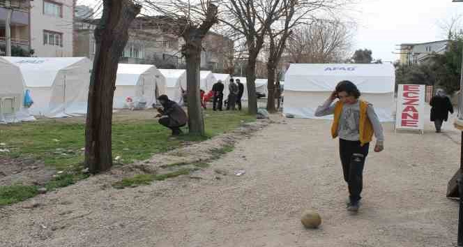 10 yaşındaki çocuk kendisine gelen pastayı Kızılay’a bağışladı