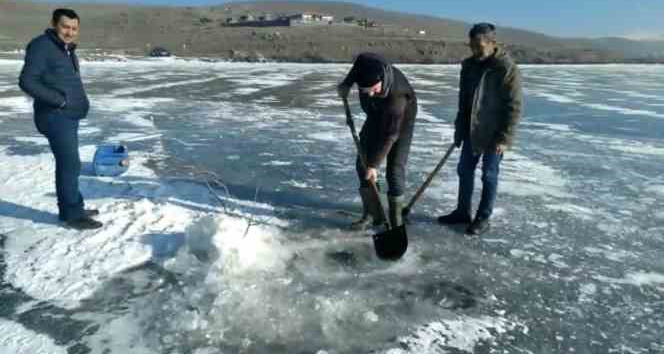 Kars’ta balıkçıların Eskimo usulü balık avı kamerada