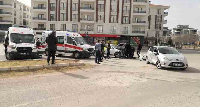 Aksaray’da 2 otomobil çarpıştı: 1 yaralı