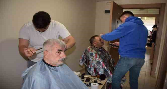 Biga’da depremzedelere kişisel bakım hizmeti veriliyor