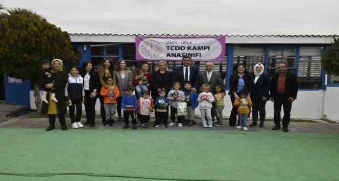 İzmir’deki depremzede çocuklar, gönüllü öğretmenlere emanet