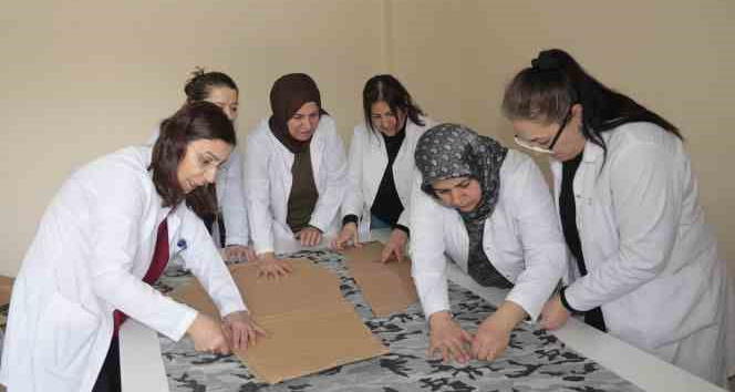 Bitlis’te kadınlar depremzedeler üşümesin diye kolları sıvadı