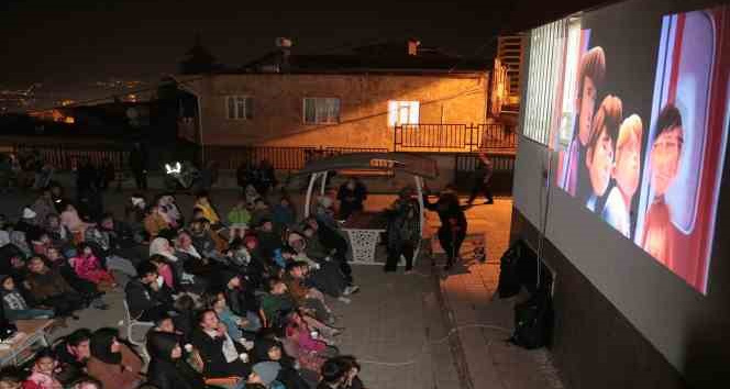 Depremin çocuklarına okul bahçesinde etkinlik