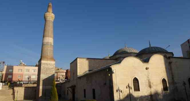 Siirt’te 9 asırlık tarihi Ulu Camii dayanıklılığıyla depreme meydan okuyor