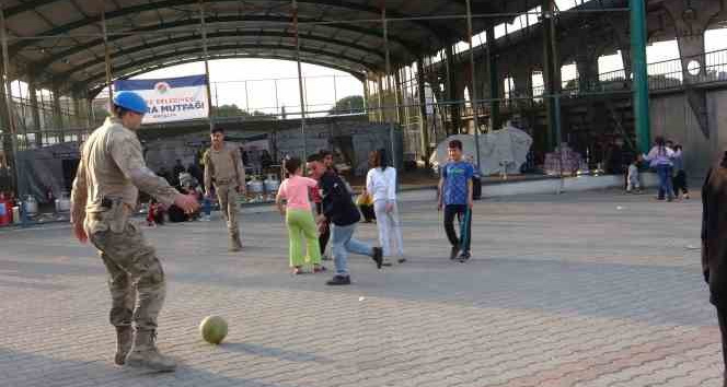 Mehmetçik’ten depremzede çocuklara moral desteği