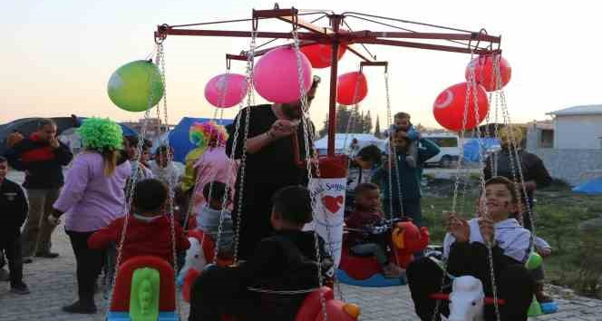 Seyyar salıncakla eğlenen depremzede çocukların mutluluğu gözlerinden okundu