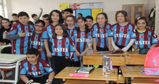 Asbaşkan Ertuğrul Doğan’dan öğrencilere 11 bin 461 Bordo Mavili forma