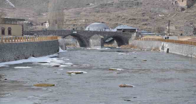 Kars Çayı’nın buzları çözülmeye başladı