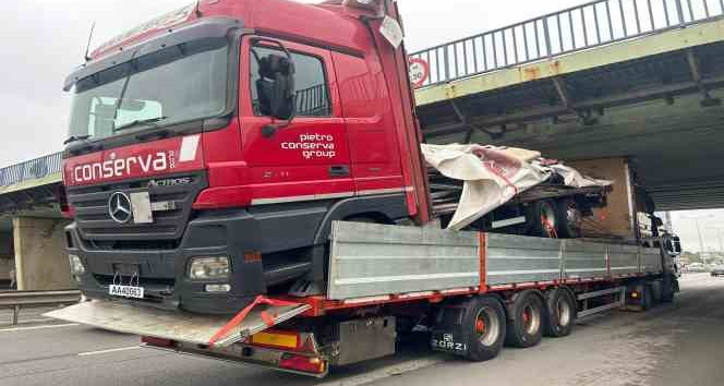İçmeler Köprüsü’nde tır yüklü tır sıkıştı
