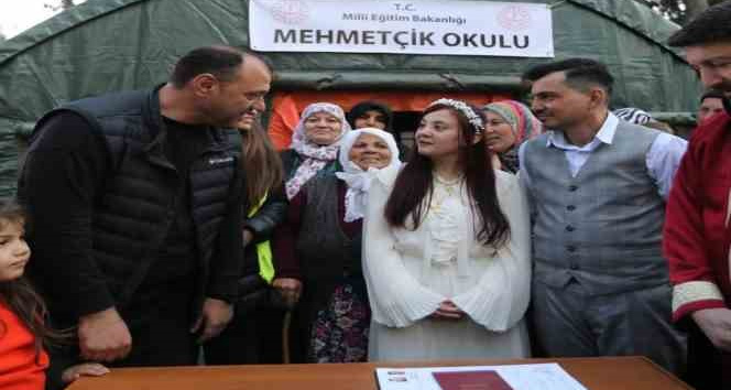 Çadır kentte ilk nikah: İnsanlara ’umut’ olsun diye evlendiler