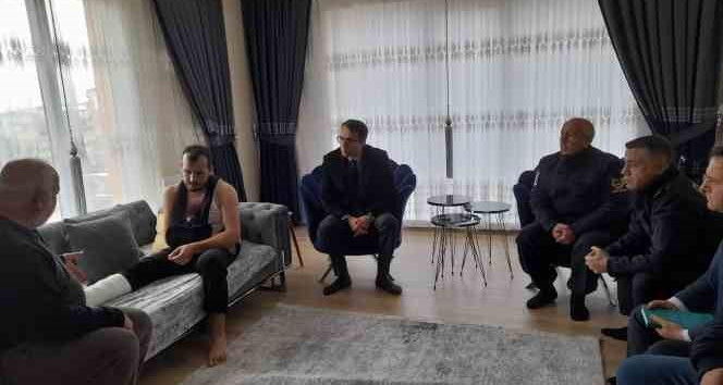 Kaymakam Yılmaz depremzede aileleri ziyaret etti