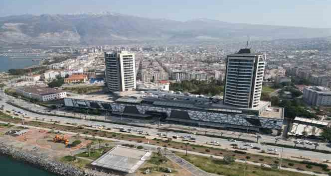 87 metrelik iki kuleye sahip yapı, izolatör olmamasına rağmen yerinden oynamadı