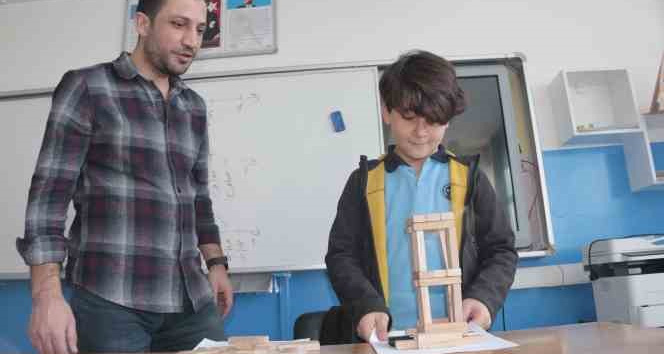 Gelecek nesiller sismik izolatör sistemini öğreniyor