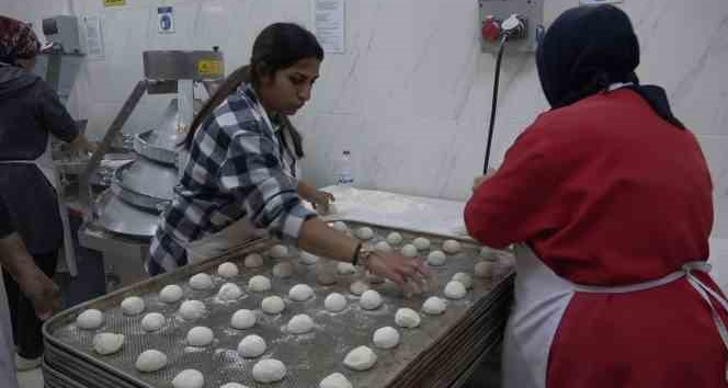 Lise fırınında depremzedeler için günlük 35 bin ekmek üretiliyor