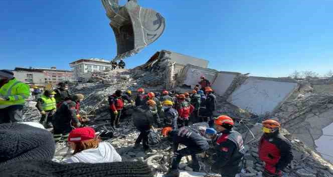 Nurdağı’nda 129. saatte 5 kişilik aileyi kurtaran itfaiye ekipleri duygu dolu anları İHA’ya anlattı