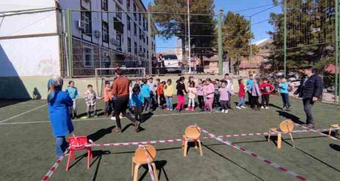 Depremzede çocuklara psikolojik destekler sürüyor