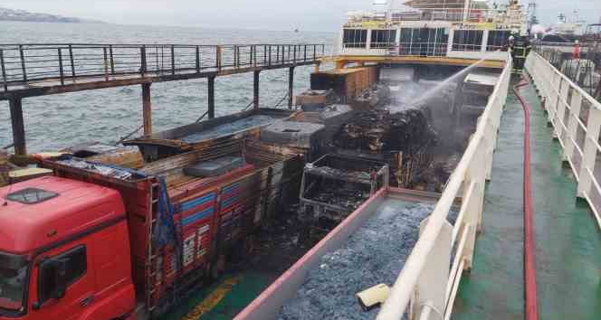 Alev alev yanan feribottan toplu halde denize atlamayı düşünmüşler