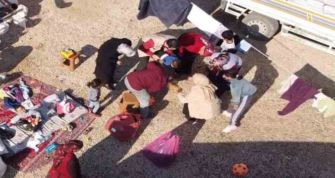 Boğazına yiyecek kaçan depremzede bebeği, gönüllü öğretmenin müdahalesi kurtardı