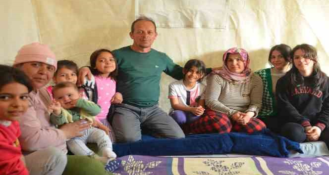Çadırda yaşayan depremzede aile, yaşadıkları deprem dehşetini anlattı