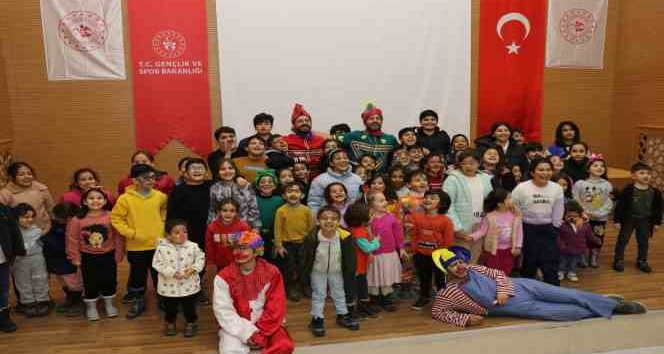 Depremzede çocuklar Hacivat ve Karagöz’le güldü