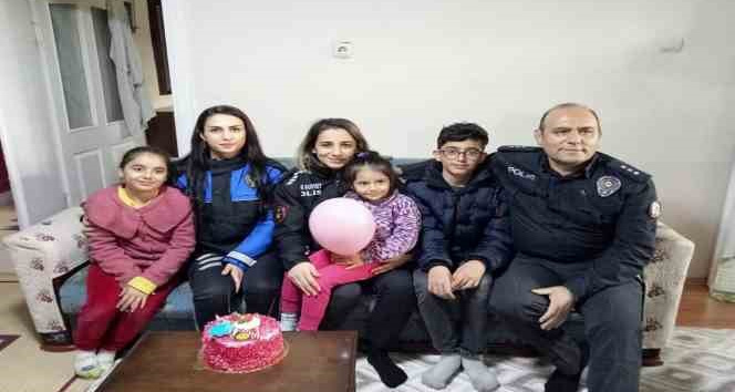Polis ekiplerinden minik depremzedeye sürpriz doğum günü kutlaması
