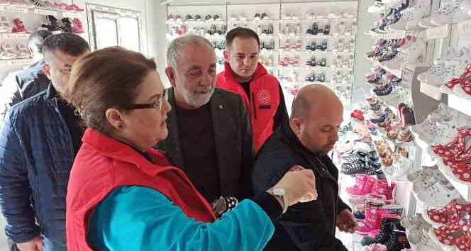 Bakan Yanık, depremzede esnaftan yeğeni için ayakkabı satın aldı