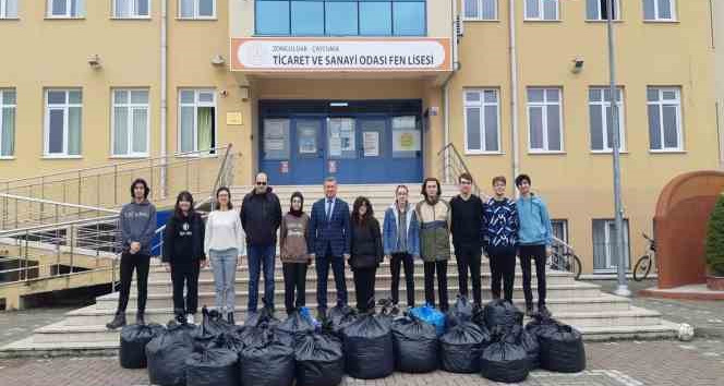 Lise öğrencileri 360 kilo mavi kapak topladı