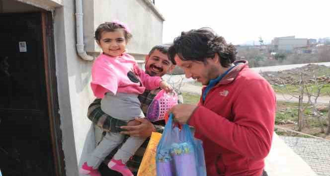 36 saat sonra enkazdan çıkarılan minik Ela, kurtarıcılarıyla bir araya geldi