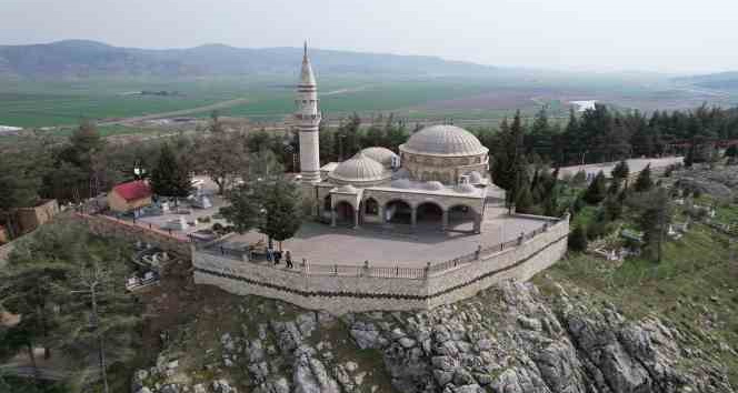 Hz Malik Bin Ejder türbesi dimdik ayakta