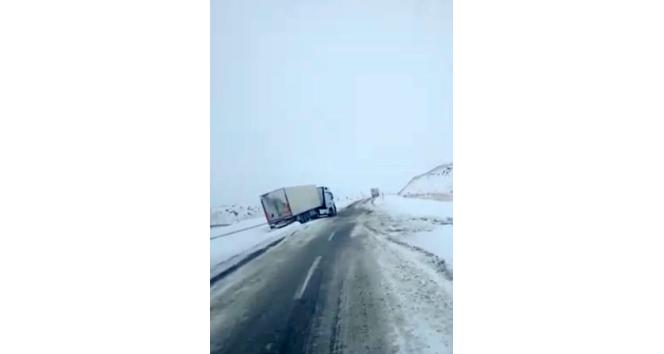 Ardahan’ın yüksek kesimlerinde kar yağışı: Tırlar yolda mahsur kaldı