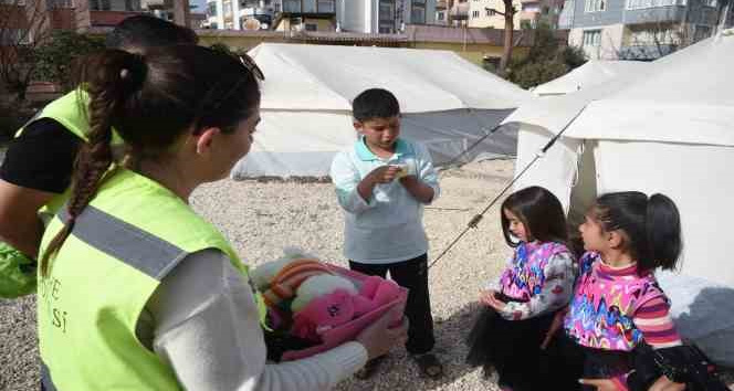 Minik Zeynep’in gönderdiği oyuncaklardan çıkan not, duygulandırdı