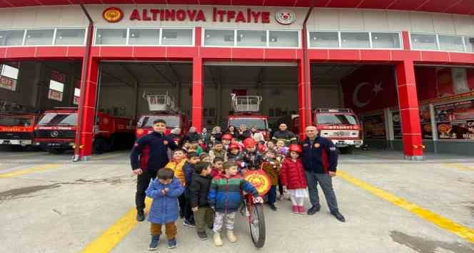 Minik itfaiyeciler eğlenerek öğreniyorlar