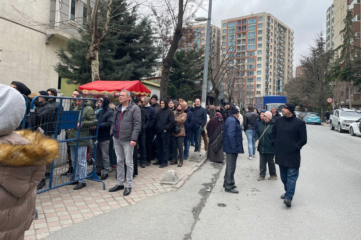 İstanbul'da SGK binaları önünde uzun EYT kuyruğu