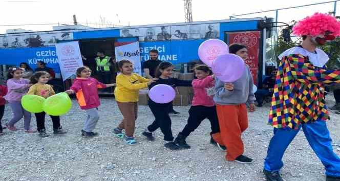Uşak’tan gönderilen gezici kütüphane çocuklara moral oldu