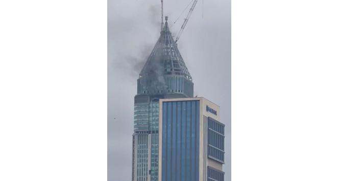 Ümraniye Finans Merkezi’nde yangın çıktı, olay yerine çok sayıda itfaiye ekibi sevk edildi.