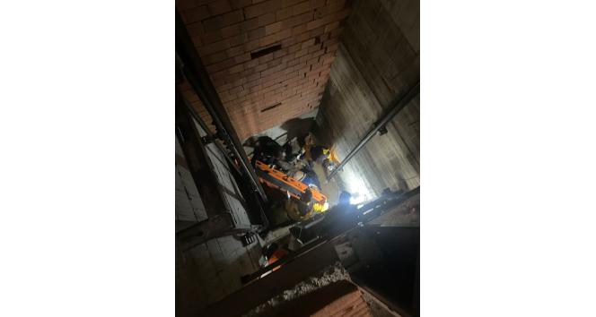 İnşaat işçisi asansör boşluğuna düştü: 1 yaralı