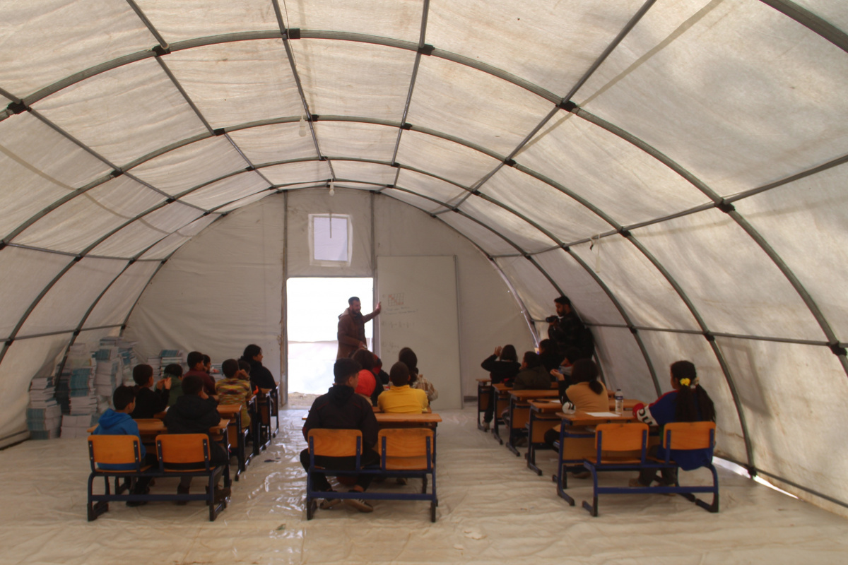 Depremzede öğrenciler, eğitime çadır okullarda devam ediyor